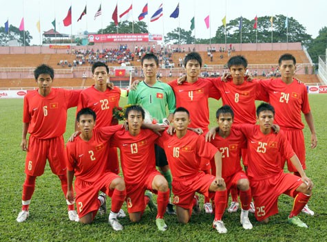 Văn Quyết thi đấu ở vị trí tiền vệ và nhiều năm liền mang băng đội trưởng của đội tuyển U.19 Việt Nam